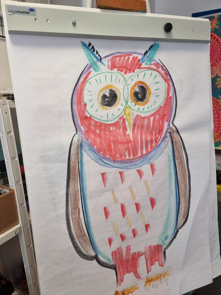 Flipchart mit einer großen Eule in allen Farben.