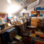 Foto des Bereichs im Atelier mit den ganzen fertigen Werken