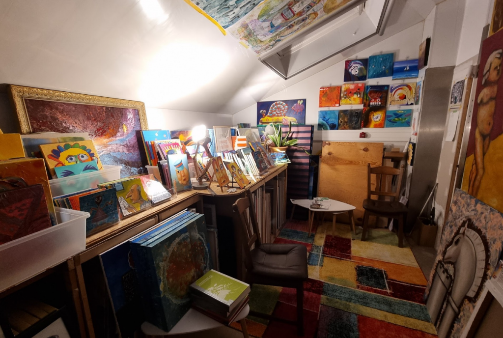 Foto des Bereichs im Atelier mit den ganzen fertigen Werken