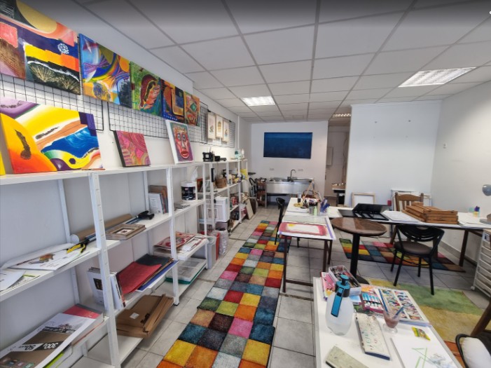 Ansicht der Räumlichkeiten für die Malschule zu Beginn Mai 2026. Noch fehlen ein paar Teppiche und Ausstattungsmaterialien.